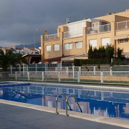 Foto 2 de Casa adossada en venda a calle Cocentaina de 3 habitacions amb terrassa i piscina