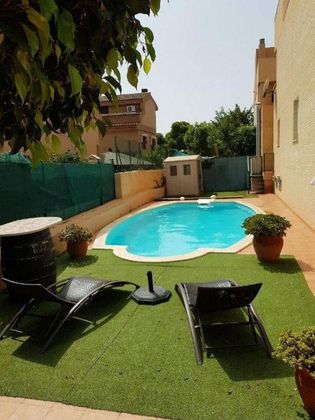 Foto 2 de Venta de casa adosada en calle Los Olmos de 5 habitaciones con terraza y piscina