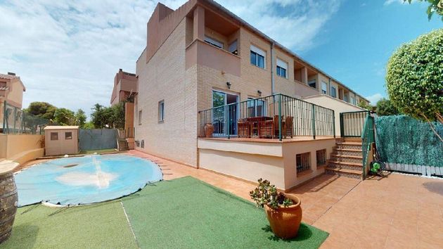 Foto 1 de Casa adossada en venda a calle Los Olmos de 5 habitacions amb terrassa i piscina