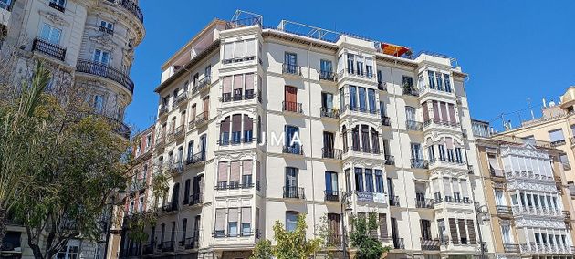 Foto 2 de Àtic en lloguer a calle San Fernando de 3 habitacions amb terrassa i aire acondicionat