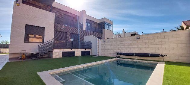 Foto 1 de Casa adosada en venta en La Paloma - Asfain de 4 habitaciones con terraza y piscina