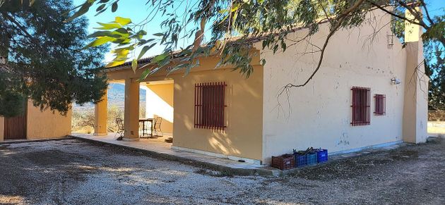 Foto 2 de Casa adossada en venda a calle De Alcana de 4 habitacions amb terrassa i piscina