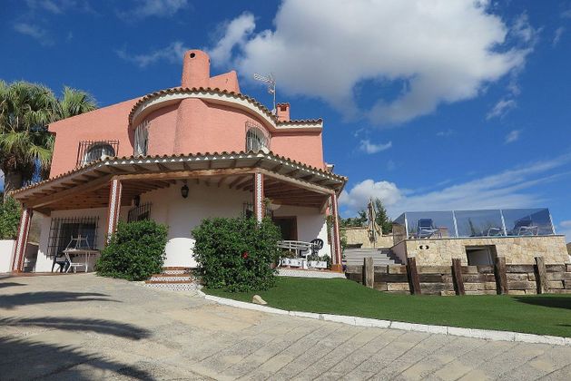Foto 1 de Xalet en venda a Pueblo Acantilado-Venta Lanuza de 4 habitacions amb terrassa i piscina