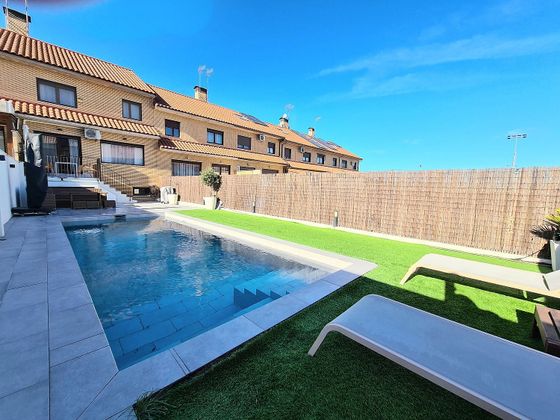 Foto 1 de Casa adosada en venta en El Pinar - La Dehesa - Resto de Navalcarnero de 4 habitaciones con terraza y piscina