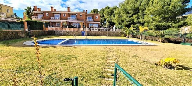 Foto 1 de Casa adossada en venda a Colonia Escandinavia-Cautivador de 3 habitacions amb terrassa i piscina