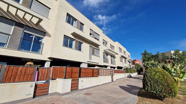 Foto 2 de Casa adosada en venta en calle Tarragona de 3 habitaciones con terraza y piscina