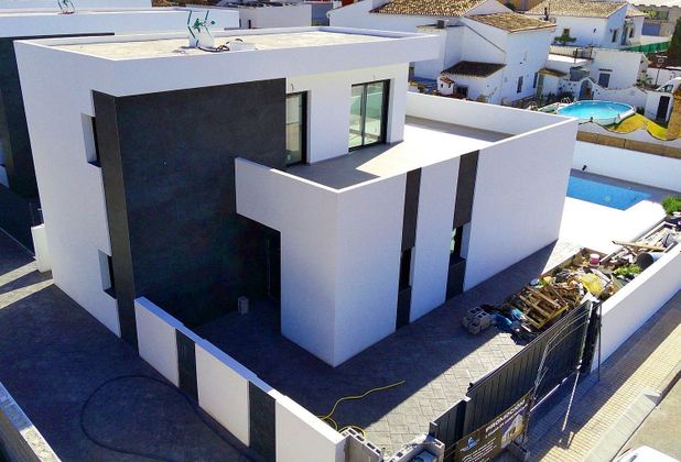 Foto 2 de Casa en venda a avenida La Vía de 4 habitacions amb terrassa i piscina