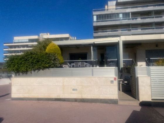 Foto 2 de Casa adossada en venda a calle Albacete de 5 habitacions amb terrassa i piscina