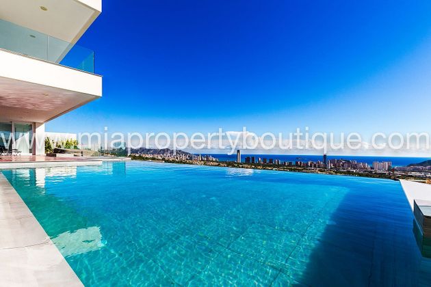 Foto 1 de Chalet en venta en Cala de Finestrat de 9 habitaciones con terraza y piscina
