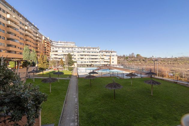 Foto 2 de Pis en venda a Parque Oeste - Fuente Cisneros de 3 habitacions amb terrassa i piscina