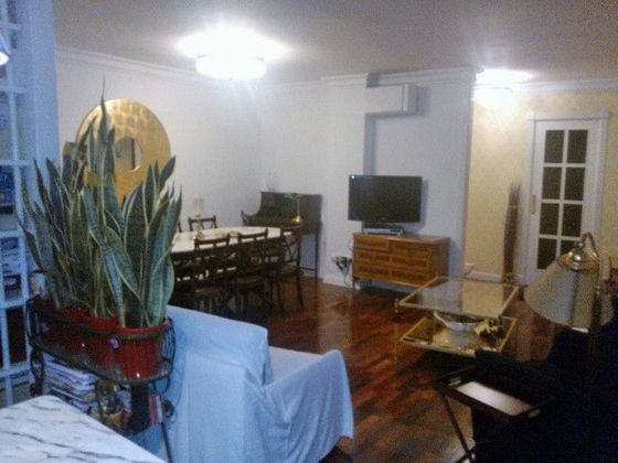 Foto 1 de Pis en venda a Casco Antiguo - Santa Cruz de 3 habitacions amb terrassa i aire acondicionat