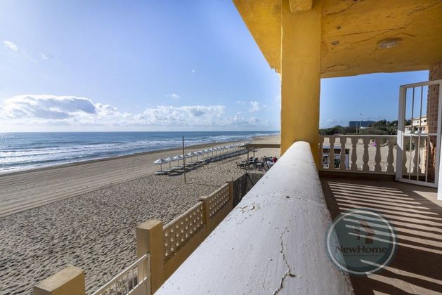 Foto 1 de Venta de chalet en Guardamar Playa de 7 habitaciones con terraza y garaje