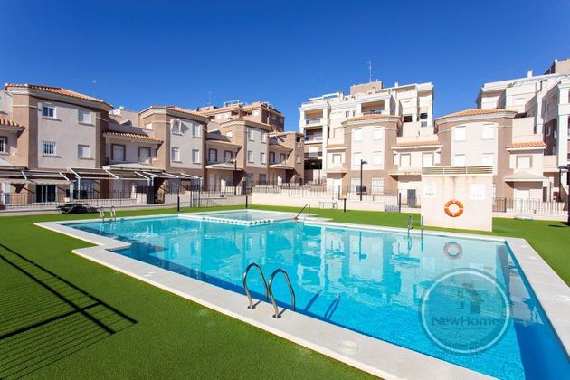 Foto 1 de Venta de casa adosada en Bernabéu - Santa Pola Este de 3 habitaciones con terraza y piscina