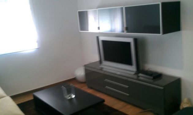 Foto 2 de Piso en alquiler en avenida De Novelda de 3 habitaciones con muebles y balcón