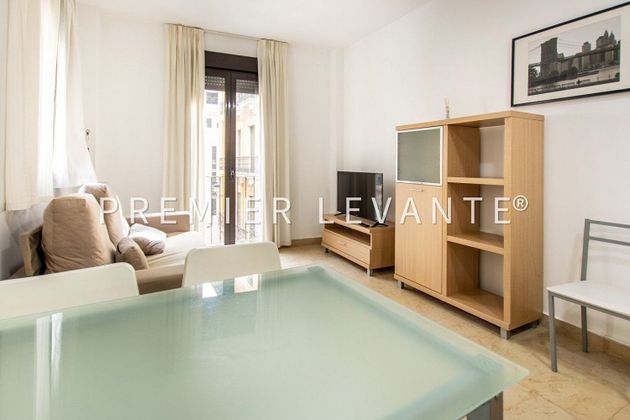 Foto 2 de Alquiler de piso en Centro - Alicante de 1 habitación con muebles y balcón