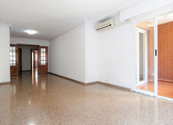 Foto 2 de Venta de piso en Campoamor de 4 habitaciones con terraza y garaje