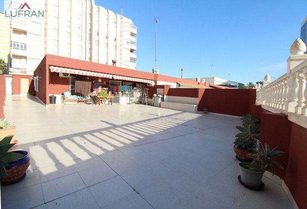 Foto 1 de Piso en venta en Vistahermosa de 3 habitaciones con terraza y aire acondicionado