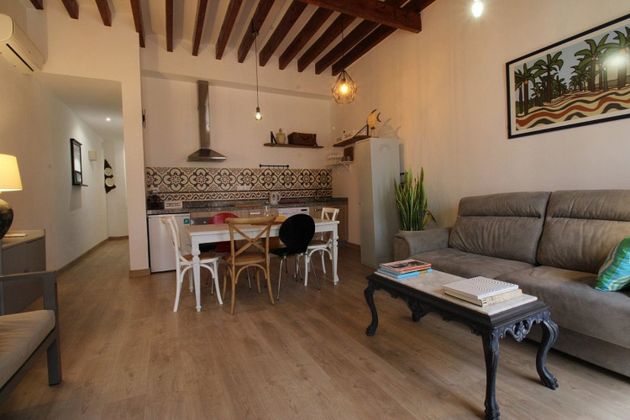 Foto 2 de Pis en lloguer a Casco Antiguo - Santa Cruz de 2 habitacions amb mobles i aire acondicionat