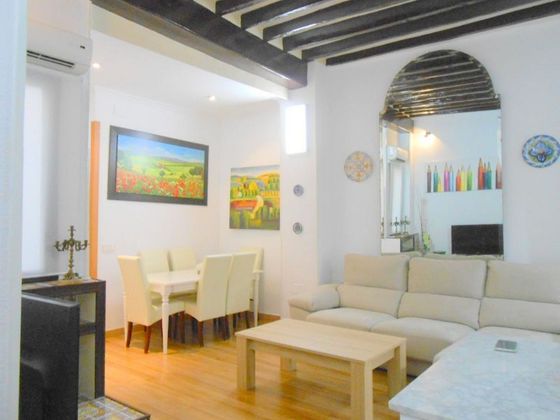 Foto 1 de Pis en lloguer a Casco Antiguo - Santa Cruz de 2 habitacions amb terrassa i mobles