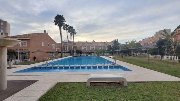 Foto 2 de Casa adosada en venta en Cabo de las Huertas de 5 habitaciones con terraza y piscina