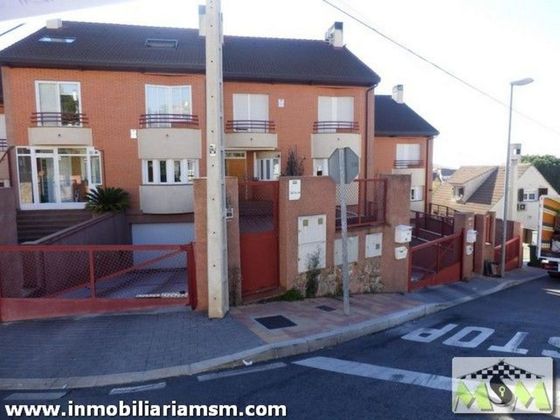 Foto 1 de Casa adossada en venda a calle Baleares de 3 habitacions amb terrassa i piscina