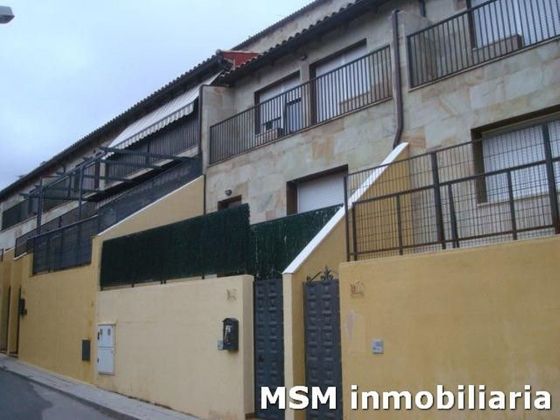 Foto 1 de Casa adossada en venda a calle Del Tio Miguel de 4 habitacions amb terrassa i piscina