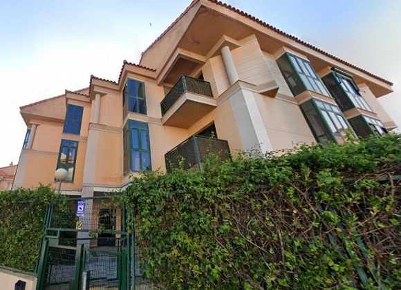 Foto 2 de Dúplex en venda a calle Manolo Viola de 5 habitacions amb terrassa i piscina
