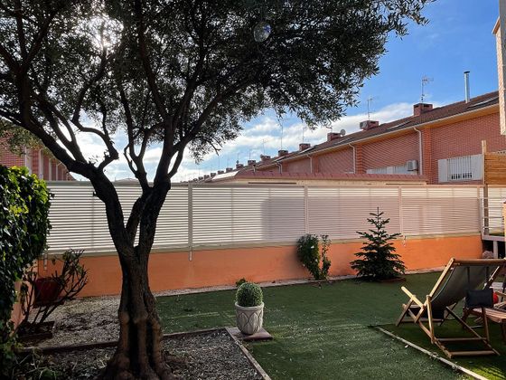 Foto 2 de Casa adossada en venda a Ensanche de 5 habitacions amb terrassa i piscina