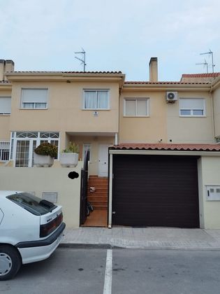 Foto 1 de Casa adossada en venda a Urbanización San Isidro de 4 habitacions amb piscina i garatge