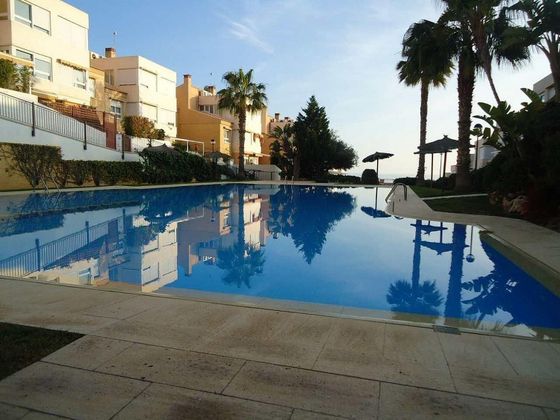 Foto 2 de Casa adossada en venda a calle Océano de 6 habitacions amb terrassa i piscina
