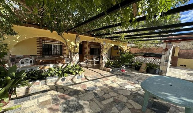 Foto 1 de Venta de chalet en Busot de 5 habitaciones con terraza y piscina