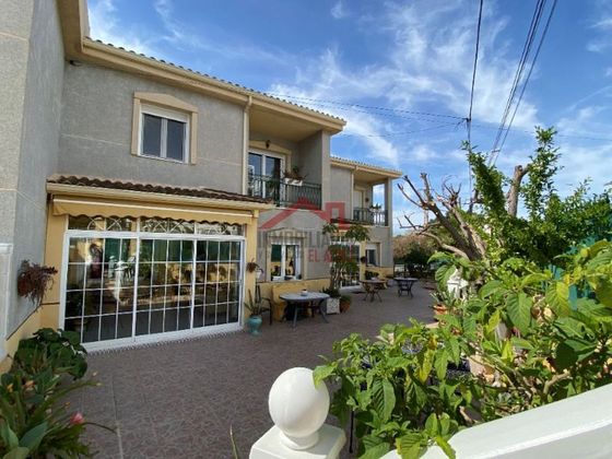 Foto 1 de Casa adossada en venda a calle Cristobal Colon de 4 habitacions amb terrassa i piscina