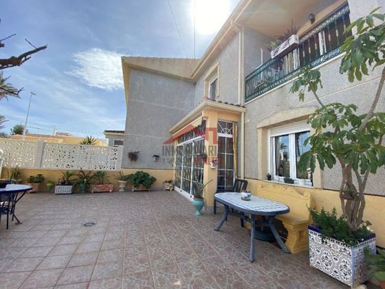 Foto 2 de Casa adossada en venda a calle Cristobal Colon de 4 habitacions amb terrassa i piscina
