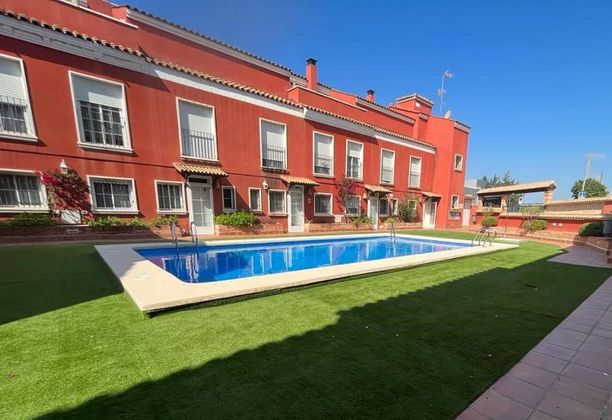 Foto 1 de Casa adossada en venda a calle Tarragona de 4 habitacions amb terrassa i piscina