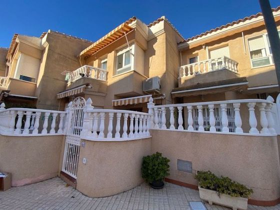 Foto 2 de Casa adossada en venda a calle Logrono de 3 habitacions amb terrassa i piscina