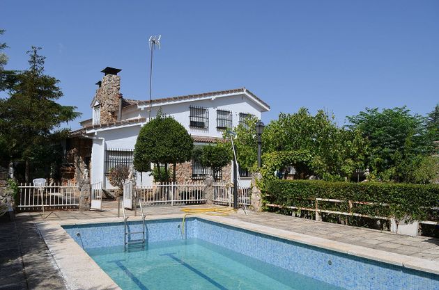Foto 1 de Xalet en venda a Nuevo Baztán - pueblo de 6 habitacions amb piscina i jardí