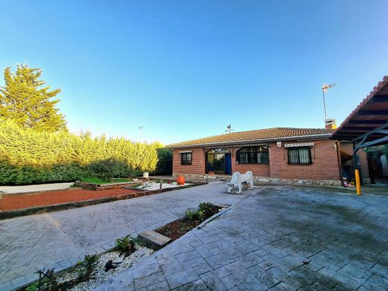 Foto 2 de Chalet en venta en calle Villajoyosa de 4 habitaciones con terraza y piscina