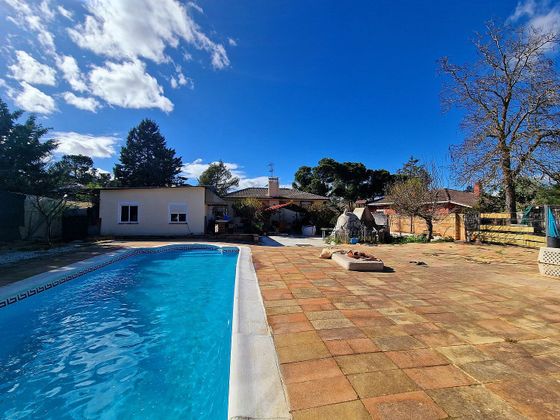 Foto 1 de Xalet en venda a Nuevo Baztán - pueblo de 3 habitacions amb piscina i jardí