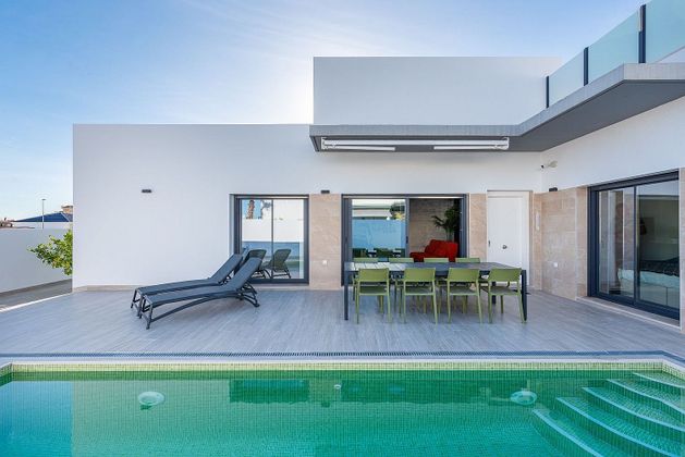 Foto 1 de Casa adosada en venta en Daya Vieja de 3 habitaciones con terraza y piscina