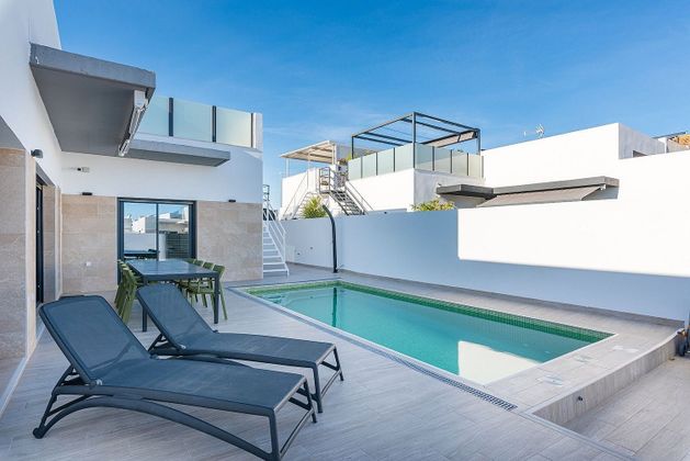 Foto 2 de Casa adossada en venda a Daya Vieja de 3 habitacions amb terrassa i piscina