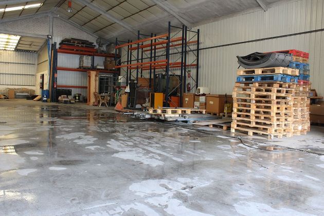 Foto 2 de Nave en venta en Guardia Civil - Zona industrial con garaje y aire acondicionado