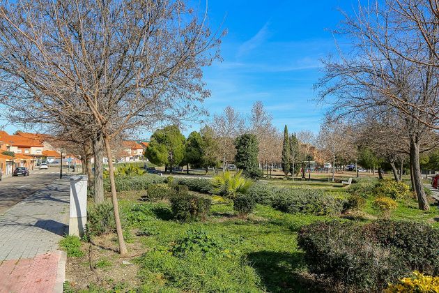 Foto 1 de Casa adossada en venda a Seseña Nuevo de 4 habitacions amb jardí i aire acondicionat