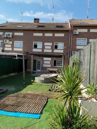 Foto 1 de Casa adossada en venda a Seseña Nuevo de 3 habitacions amb piscina i garatge