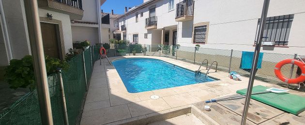 Foto 2 de Casa adossada en venda a calle Nueva de 3 habitacions amb piscina i balcó