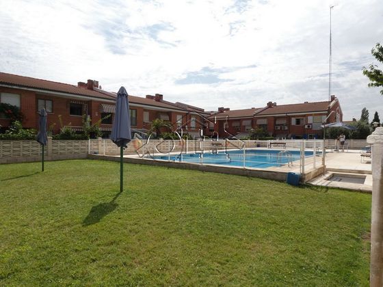 Foto 1 de Casa adossada en venda a Val de 5 habitacions amb terrassa i piscina