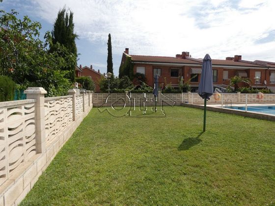 Foto 2 de Casa adossada en venda a Val de 5 habitacions amb terrassa i piscina