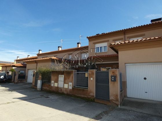 Foto 1 de Casa adossada en venda a Torremocha de Jarama de 3 habitacions amb garatge i jardí