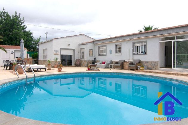Foto 2 de Venta de chalet en Busot de 4 habitaciones con terraza y piscina