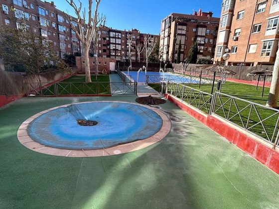 Foto 2 de Piso en venta en Veredillas - Juncal - Zarzuela de 2 habitaciones con piscina y jardín