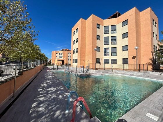 Foto 1 de Piso en alquiler en calle Del Pino Carrasco de 2 habitaciones con piscina y jardín